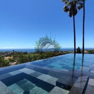 piscine en pierre de lave