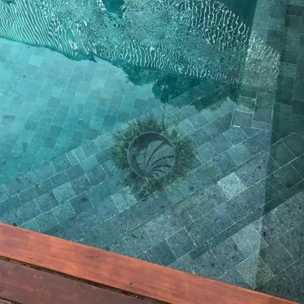 piscine en pierre naturelle